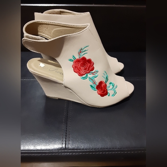 Forever Women's Tan Floral Embroidered Peep Toe Platform Highheel Slingback 7 - Picture 4 of 9